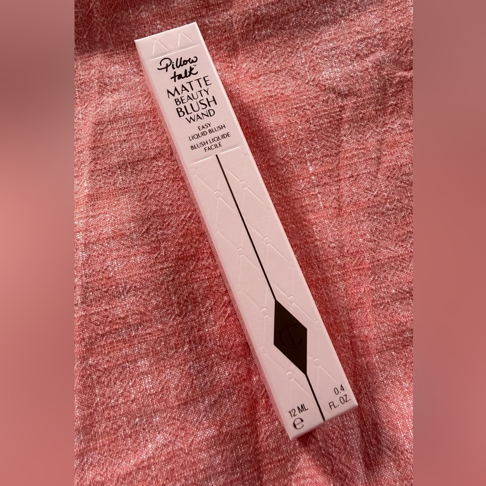 CHARLOTTE TILBURY
Beauty Blush Wand in Pillow Talk